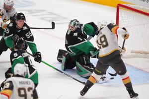 Smith's late goal lifts Vegas past Dallas 3-2 and denies Stars' bid to clinch a playoff berth