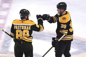 Pastrnak continues 17-game point streak, leads Bruins past Penguins 3-2