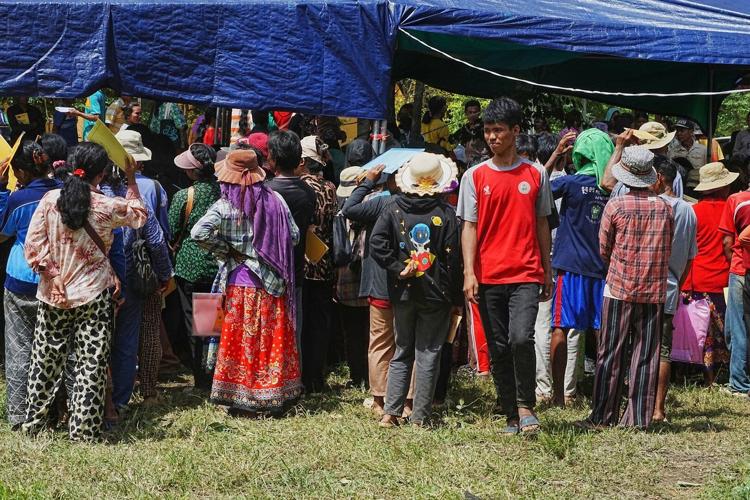 Tens of thousands flee their homes as Thailand and Cambodia clash