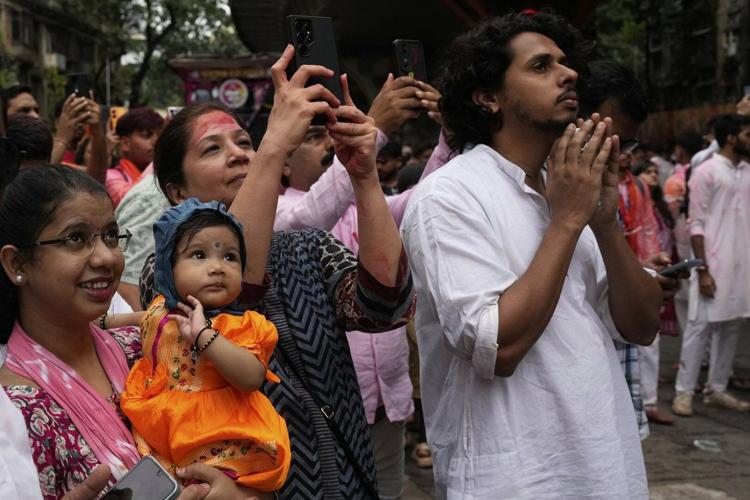 Photos show Indians marking final day of Ganesh Chaturthi that ends with sea immersion