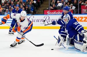 Pierre Engvall scores late winner as Islanders clip Maple Leafs 3-2