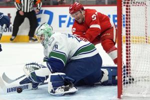 Walman scores on penalty shot in OT to give Red Wings 4-3 win over Canucks