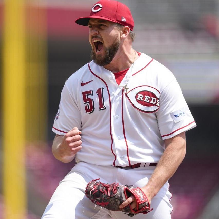 Senzel ends Reds HR-less streak, walkoff drive sweeps Texas