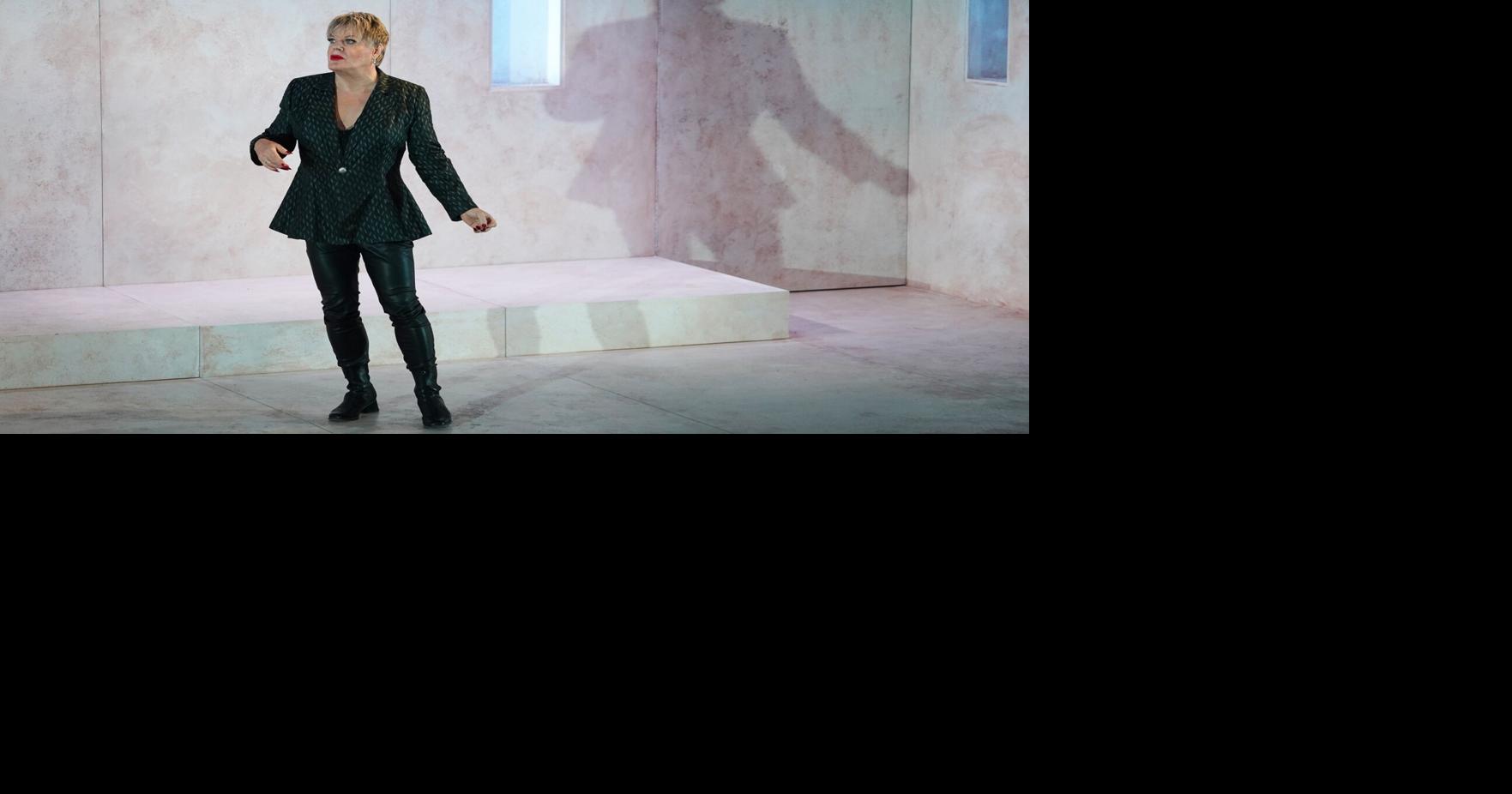 Eddie Izzard is playing all 23 roles in ‘Hamlet’ in Toronto. She says it’s no big deal