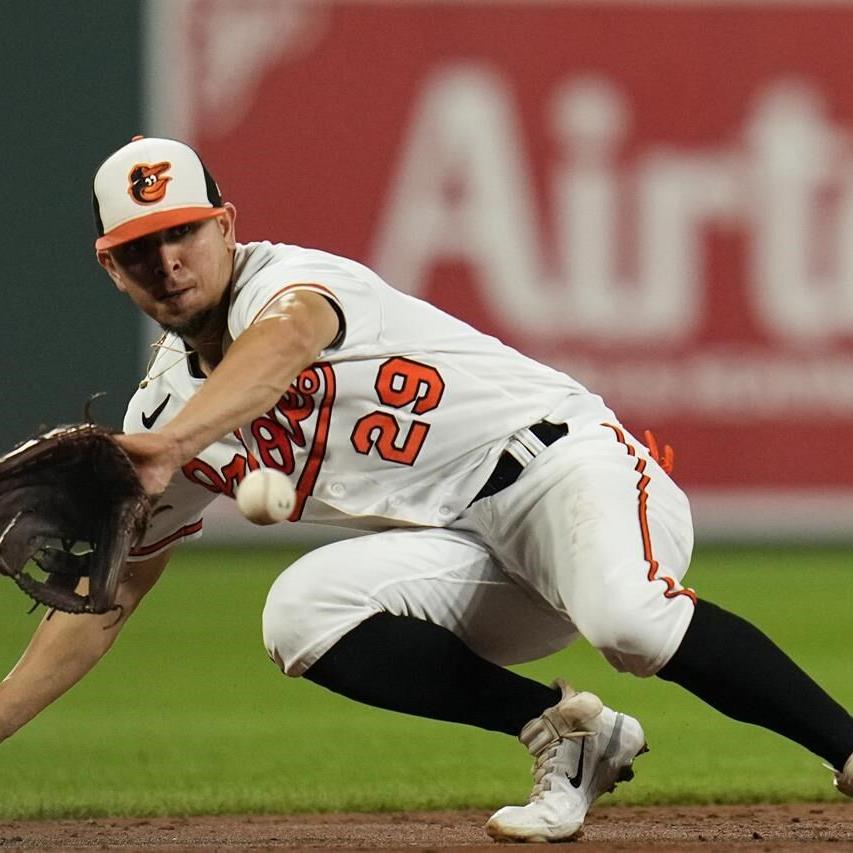 Santander and Mullins HRs help first-place Orioles beat Berríos