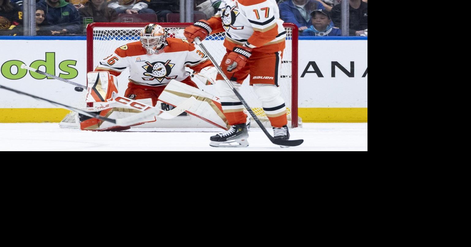 Ducks goalie John Gibson leaves game vs. Canucks after collision in crease