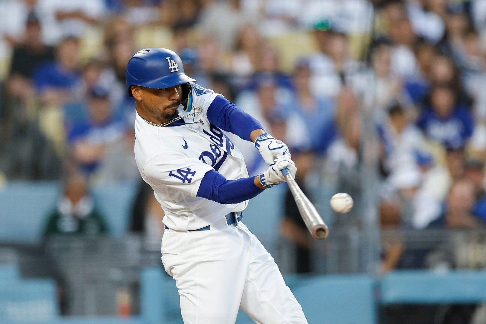 Max Muncy's 10th-inning single lifts the Dodgers past the Royals 5-4