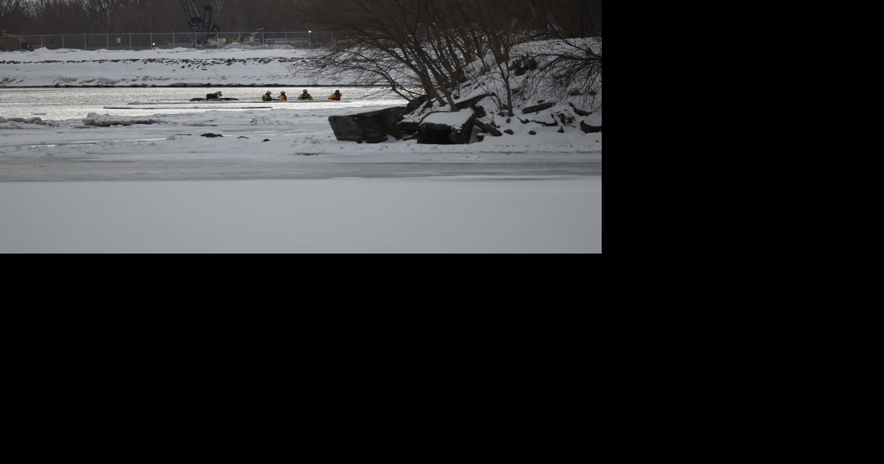 Vehicle in water near Ashbridges Bay, one person sent to hospital with minor injuries