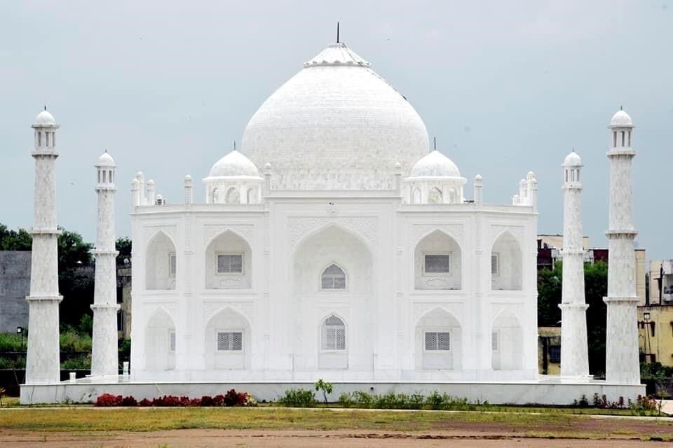 建築 India and the Indianized Indian man builds one-third sized Taj Mahal replica for wife