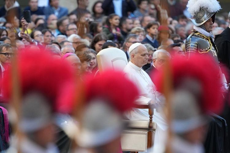Pope lends star power to Swiss Guards swearing-in ceremony as his army ...