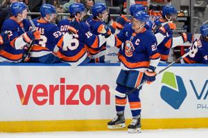 Anders Lee scores twice as Islanders beat Ducks 5-2