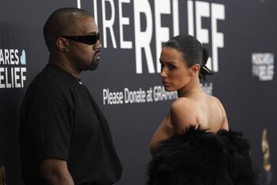 bianca-censori-grammys-close.JPG