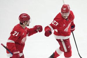 Stenlund ends scoring drought to help Utah down slumping Red Wings, 4-2