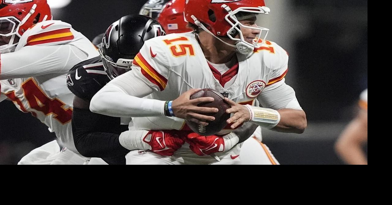 Mahomes throws 2 touchdown passes and the Chiefs' defense preserves a 22-17 win over the Falcons