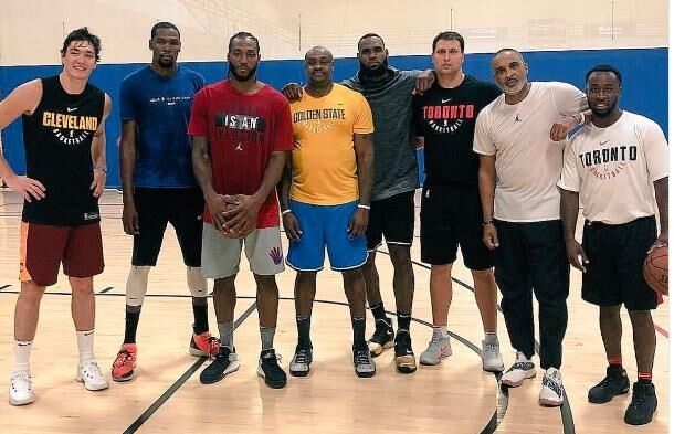 Social media buzzing over photo of Kawhi Leonard with LeBron James