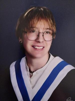 'Morto para mim': adolescente transgênero de Alberta toma medidas após ter seu nome mencionado como morto no anuário