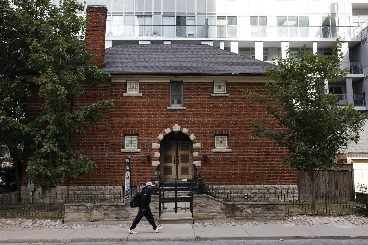 Yonge and Eglinton holdout home sold 1 million over asking