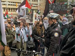 Des milliers de personnes se rassemblent pour une manifestation pro-palestinienne au centre-ville de Toronto