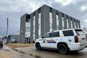 Alberta's Smith says not contacted by RCMP amid police searches during contract probe