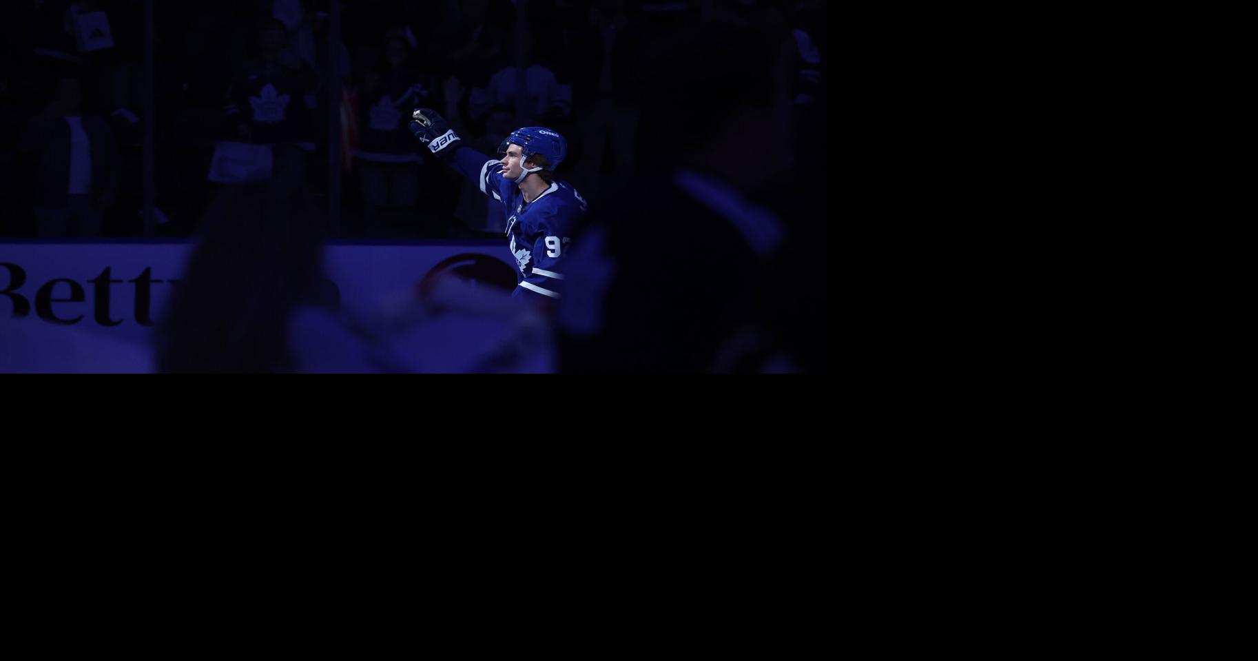 奥斯顿·马修斯 (Auston Matthews) 上篮，随后枫叶队队长助攻，加文·麦肯纳 (Gavin McKenna) 打入 NHL 首个进球