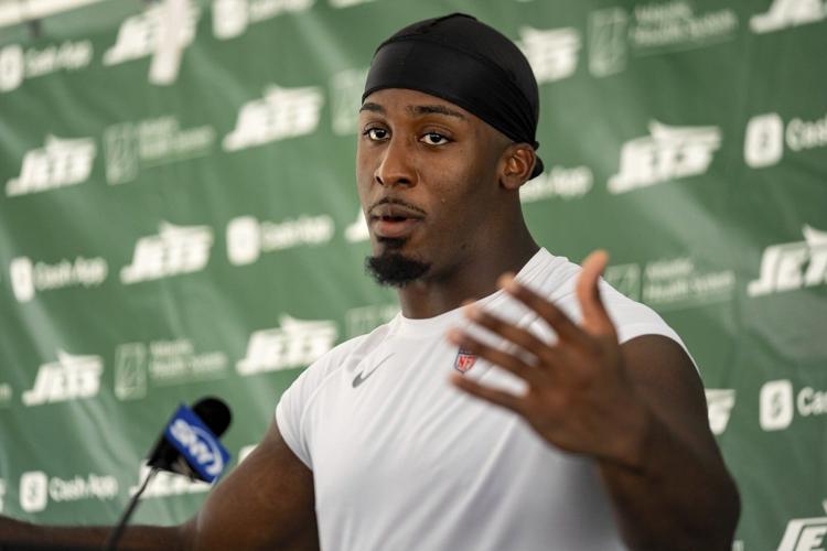 Jets' Breece Hall 'feels a lot better' coming to work, but isn't expecting extension before season