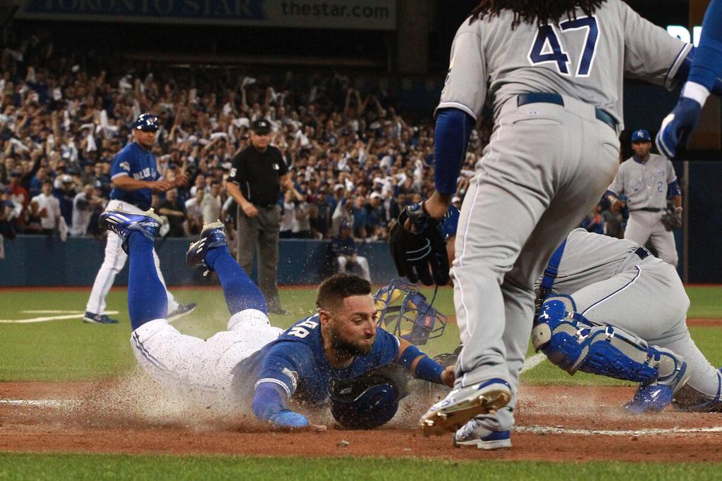 Ryan Goins hits winning HR in 10th, Jays beat Indians 5-3