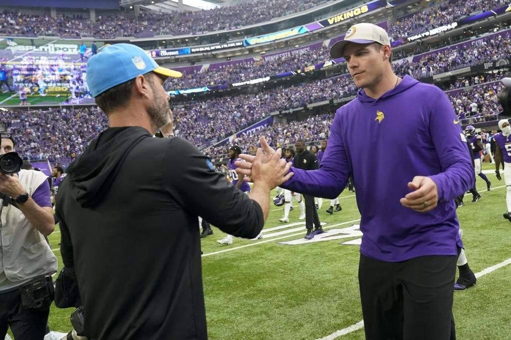 Herbert, Chargers keep Vikings winless, pulling out a 28-24