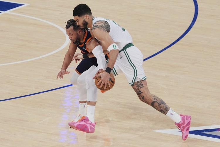 Jayson Tatum carried off floor with right leg injury late in Celtics' loss in Game 4 to Knicks