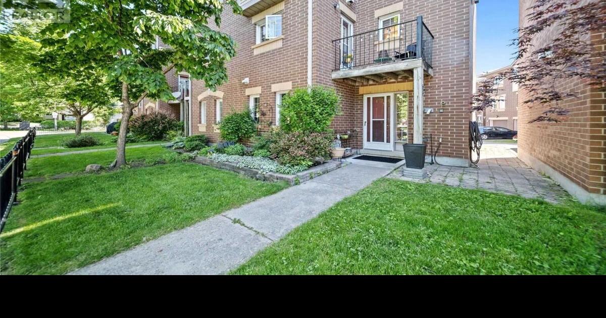 This Pickering townhome’s list price has dropped 170K