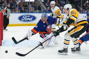 NHL scores: Penguins blitz the Islanders to win a big game in the East playoff race