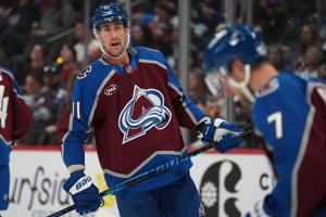 MacKinnon scores go-ahead goal early in 3rd, Avalanche beat Mammoth 2-1 in home opener