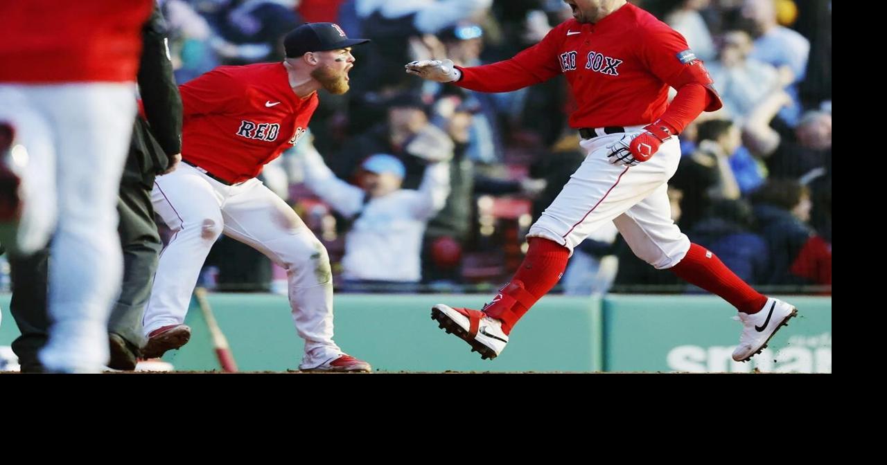 Red Sox capitalize on error, Duvall hits walk-off homer