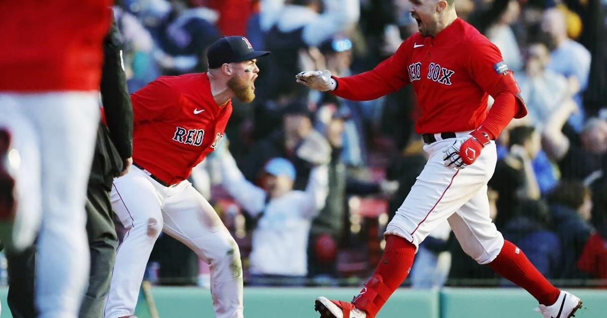 Red Sox capitalize on error, Duvall hits walk-off homer