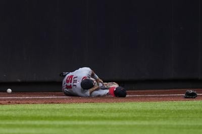 Nationals rookie Daylen Lile exits with knee injury after sliding into the wall against the Mets