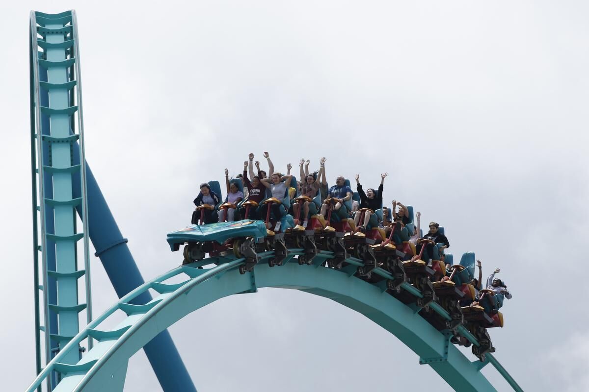 Canada s Wonderland owner Cedar Fair and Six Flags to merge