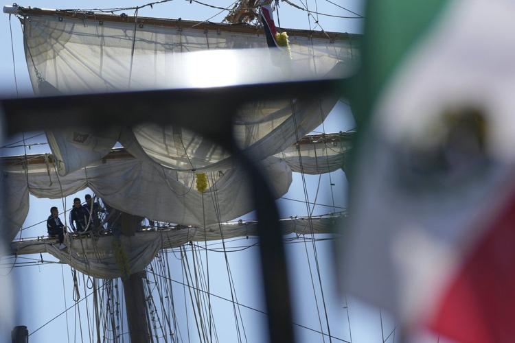 Federal officials investigating Mexican tall ship's crash into Brooklyn Bridge
