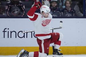 Jonatan Berggren scores with 36 seconds remaining, Red Wings top Blue Jackets 5-4
