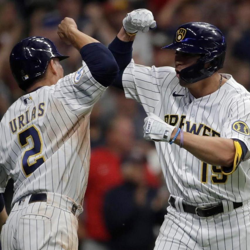 Reds heat up, chip away at Brewers' lead