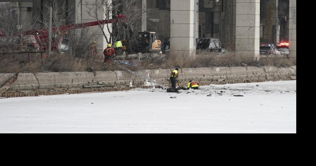 Man rescued after vehicle crashed through ice on Toronto waterfront ...