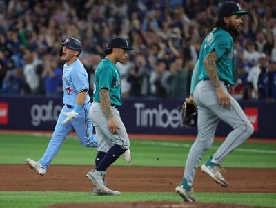 Tens of THOUSANDS of Blue Jays fans make trip to Seattle! 