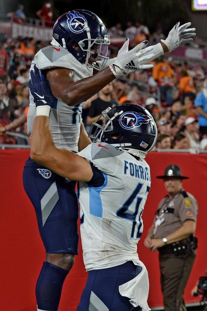 Titans defense shuts down Brady-less Buccaneers 34-3