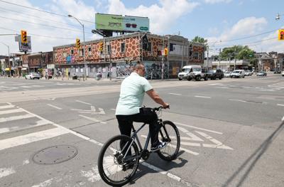 Bloor Dundas giraffe.JPG
