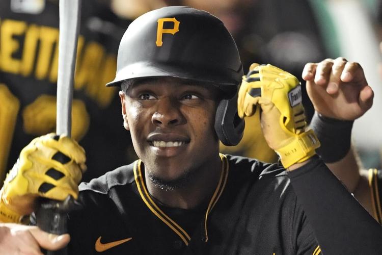 Ke'Bryan Hayes' 2-run homer in the 8th inning sends the Pirates to 6-3