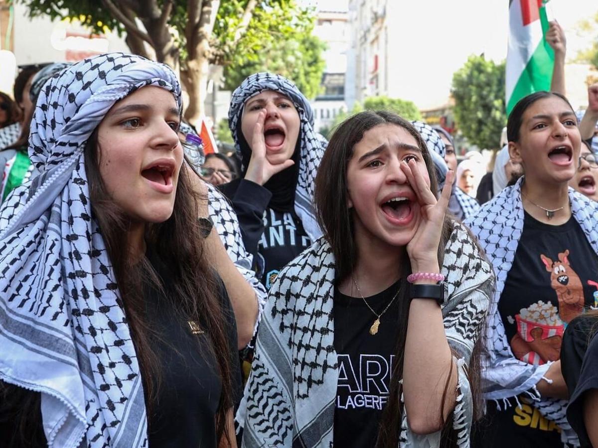 What is the kaffiyeh, often seen at pro-Palestinian rallies?