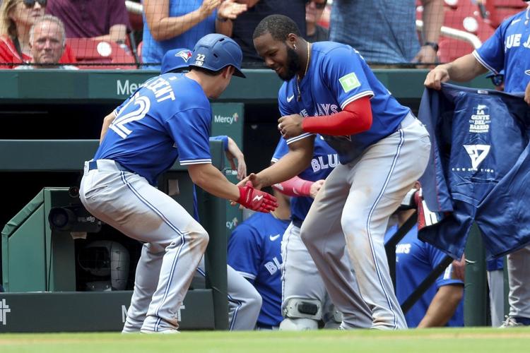 Blue Jays third baseman Ernie Clement leaves game in 9th after banging knee diving for a grounder
