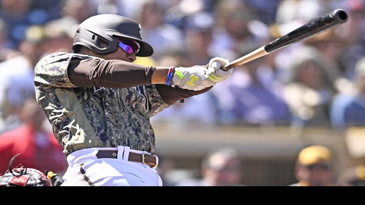 San Diego Padres' Fernando Tatis Jr., left, is congratulated by Ha