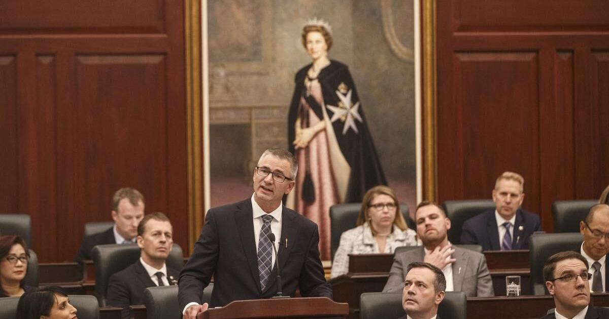 alberta-introduces-bill-affecting-pay-rules-for-doctors-public-sector