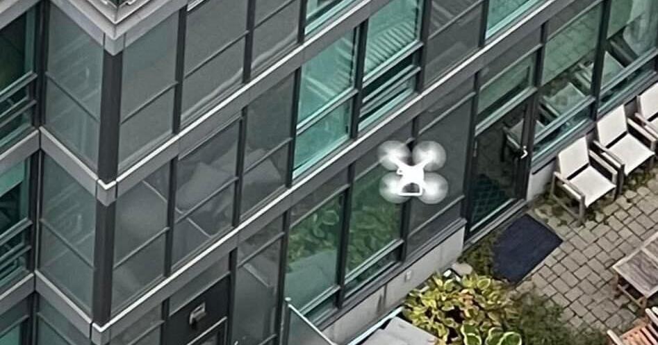 机器人偷窥狂？飞行在多伦多公寓窗户附近的无人机引发隐私担忧