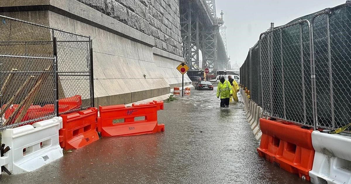 El área de la ciudad de Nueva York está experimentando uno de sus días más lluviosos en décadas, con la lluvia empapando el metro y las calles.