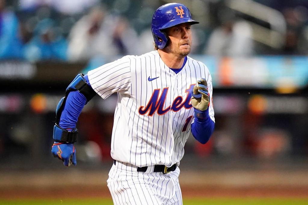 McNeil not in Mets' lineup, tops Freeman for batting crown